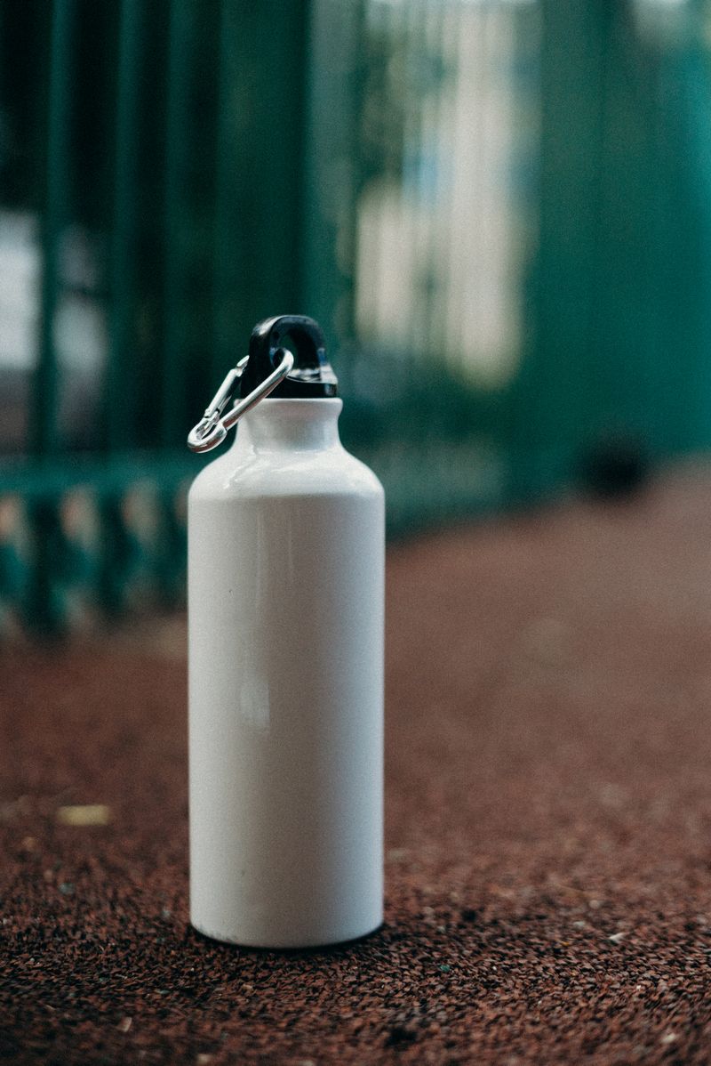 Isolierte Trinkflasche mit Karabiner